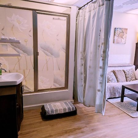 Uptown Area, Cozy King Suite, Quiet And Private, Free Parking, Walk To Restaurants Σάρλοτ Εξωτερικό φωτογραφία